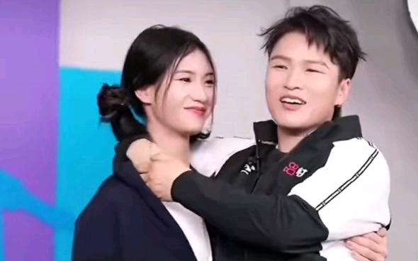 夏思凝张伟丽互相公主抱