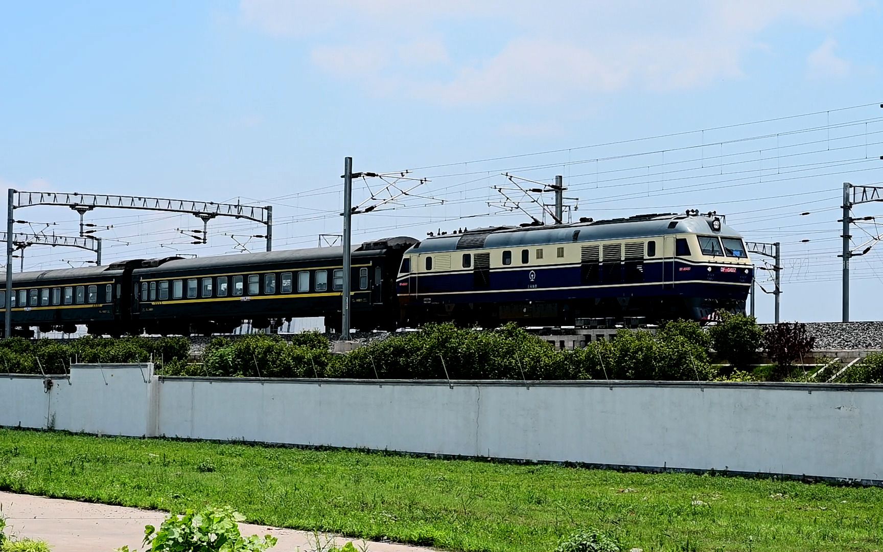 新长铁路盐城站拍车,徐段狮子牵引k1142出盐城站 结尾附挂电务检查车