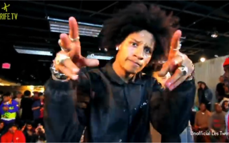 [图]Les Twins ｜Back Off！谁叫你还搞不清楚我和你的差别！