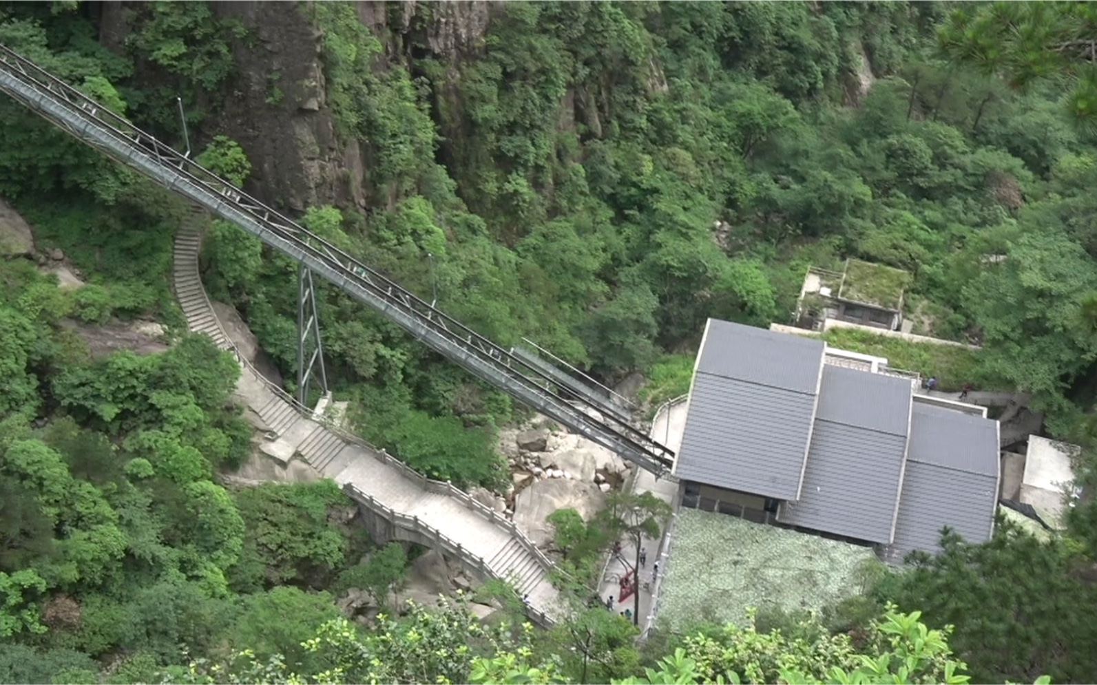 黄山西海大峡谷地轨缆车单程一百元,这钱不能省,否则膝盖就废了哔哩哔哩bilibili