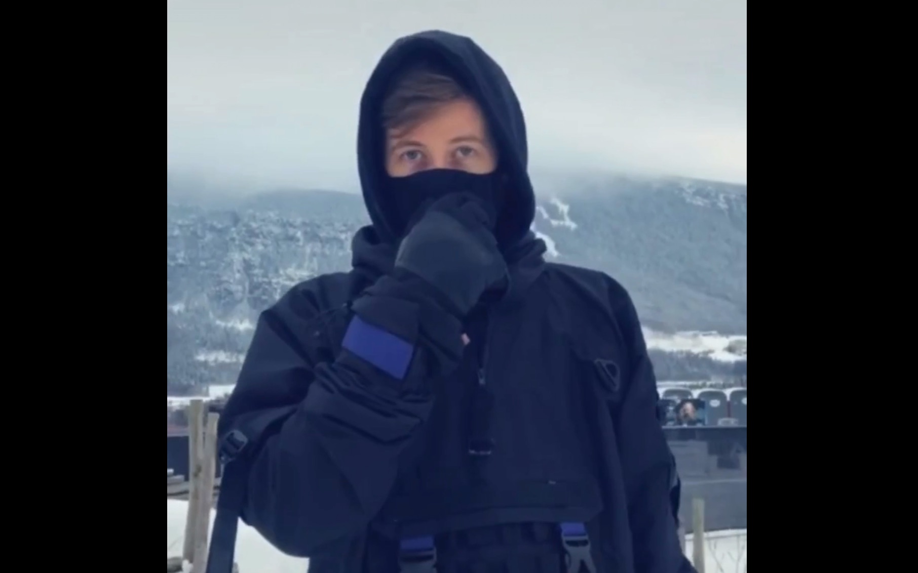 alanwalker揭开口罩秀颜值