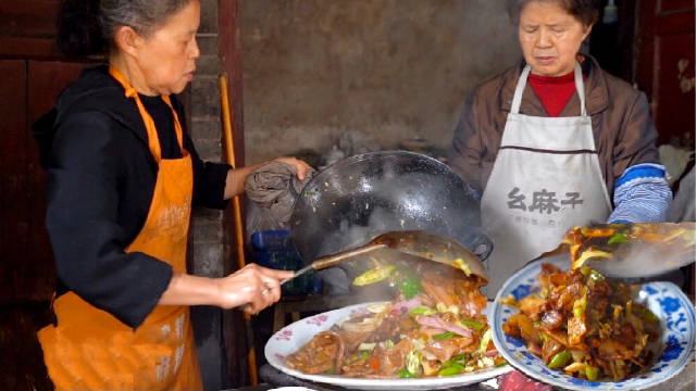 [图]重庆“最难找”的炒菜，60多岁姐妹山里用柴火烧菜，天天爆满