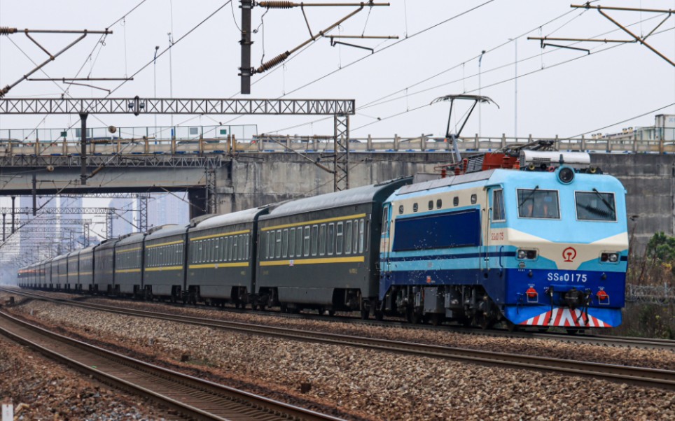 ss8 25t重出江湖,上局沪段ss80175牵引春运临客k4249通过