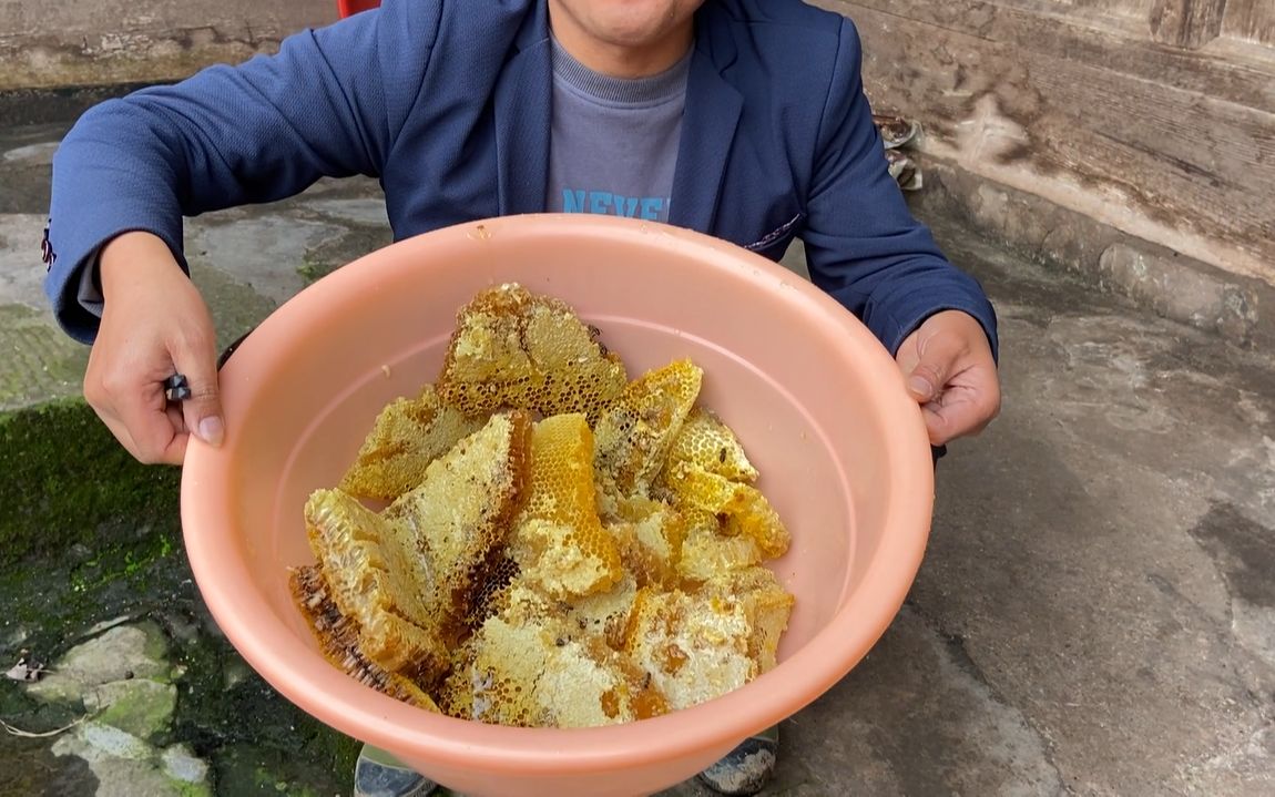 中蜂蜂蜜180一斤?实拍张家界农村,村民取蜂蜜