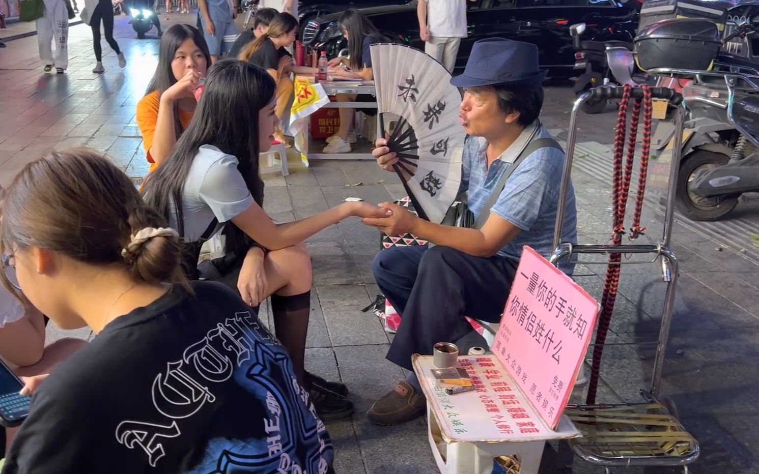 夜拍长沙街头,衣着清凉的小姐姐被路边的算命先生逗乐了哔哩哔哩bilibili