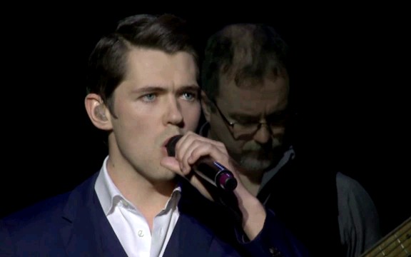 [图]Damian McGinty -Falling Slowly （live）