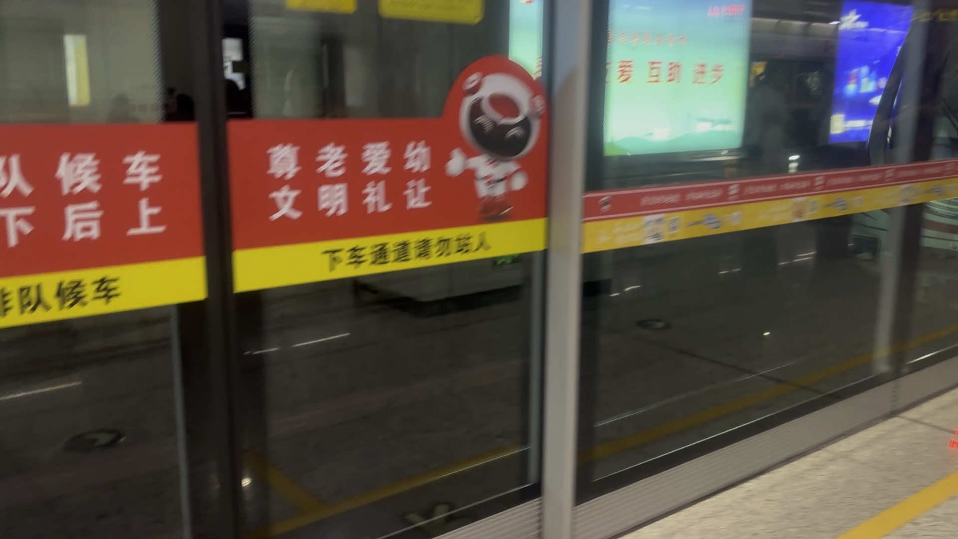 无锡地铁一号线列车进太湖广场站(往南方泉)