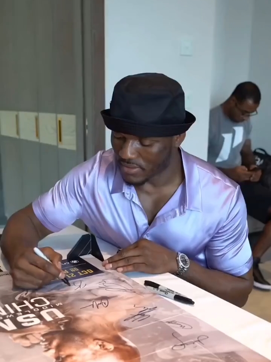 ufc294"尼日利亚噩梦"乌斯曼给海报签名