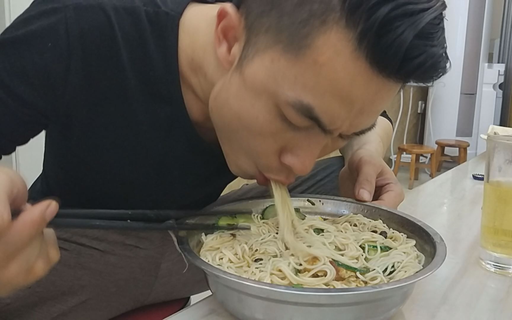 一个鸡蛋,一盆面,一瓶啤酒下面吃,大口喝酒大口吃面,真爽_哔哩哔哩