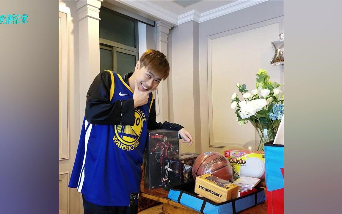 卢本伟过生日粉丝纷纷献上祝福!他开心的像个孩子!