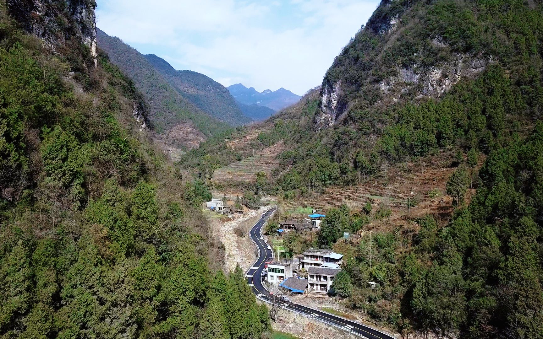 四川广元旺苍大山农村里都没住多少村民,没想到还有一条漂亮的沥青公路,修这么好一条公路是为什么?哔哩哔哩bilibili