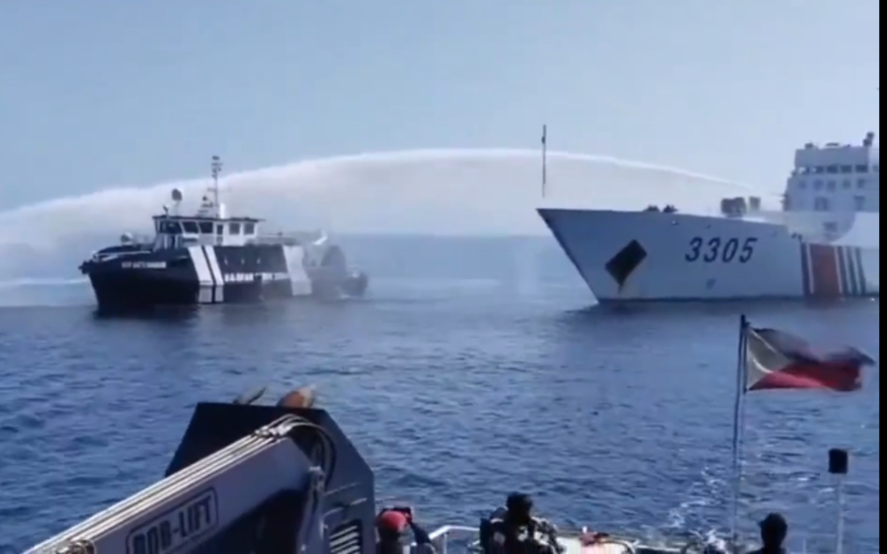 12月9日中国海警执法船用水炮给菲律宾"洗澡"!