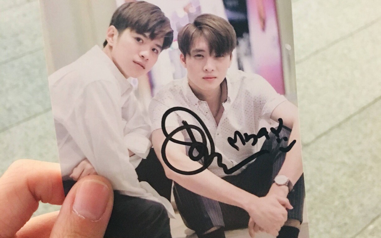 师生一起观看不期而爱