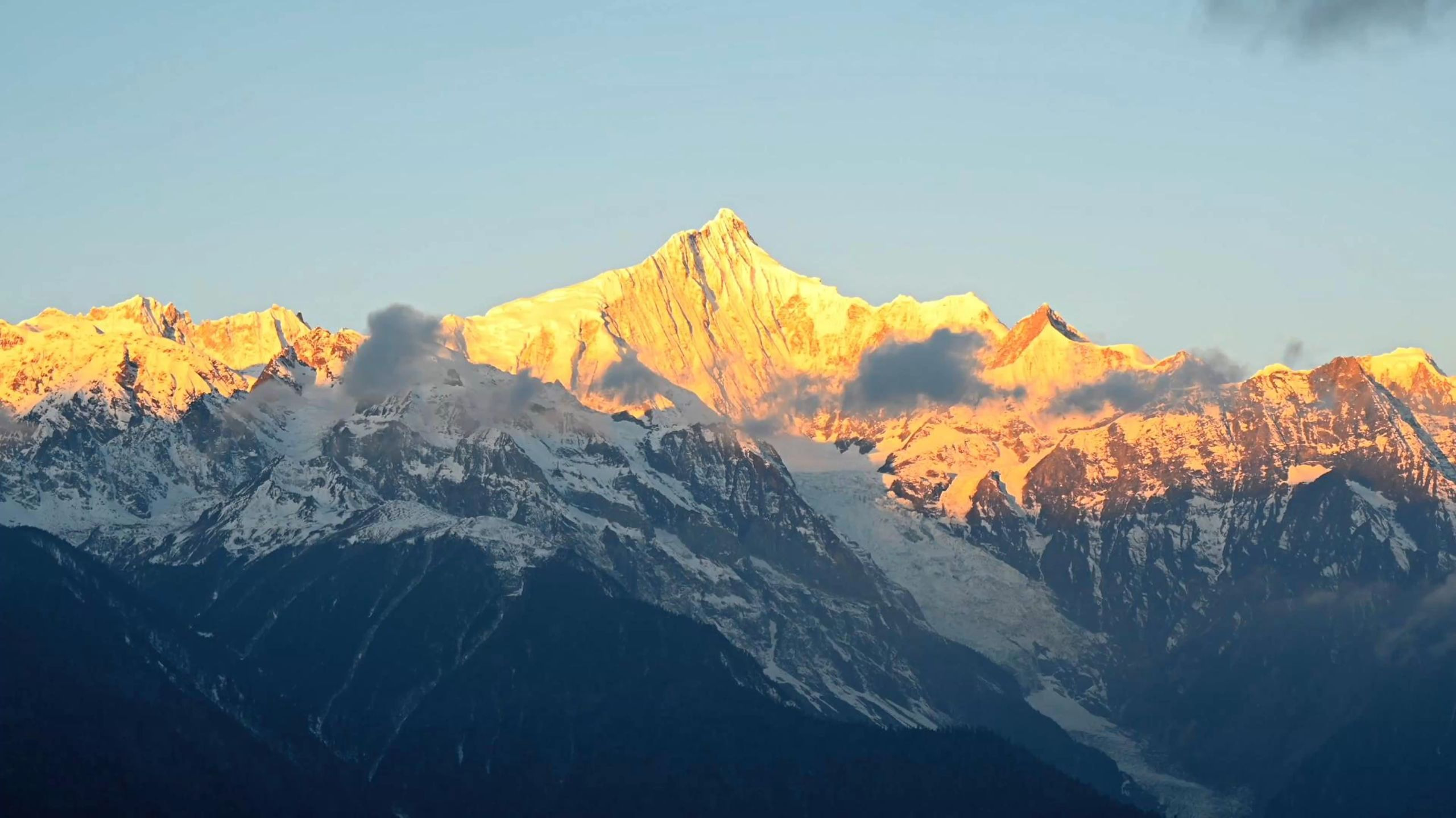 1991年中日联合登山队攀登卡瓦格博峰遭遇雪崩,17位登山队员全部遇难