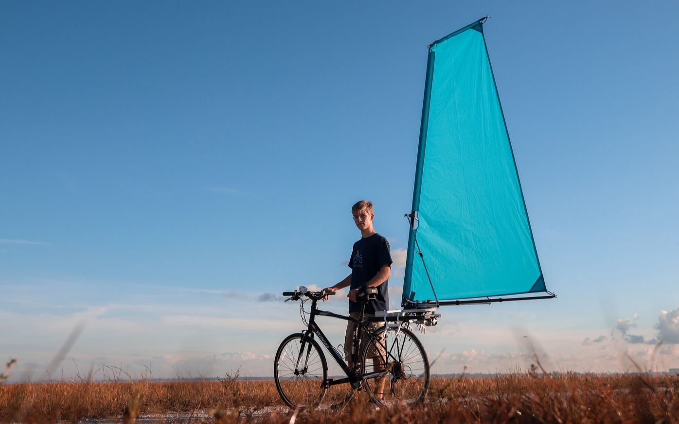 歪果仁城会玩,自行车上装风帆,借着风力骑自行车太省力