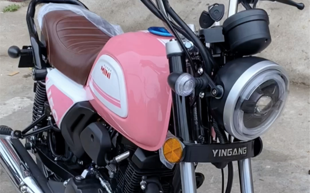 有时候觉得自己的个子骑不了很多款摩托车,直到遇到银钢mini,粉色真的