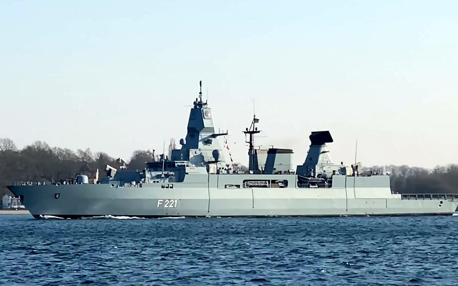 德国海军萨克森级护卫舰黑森号f221通过基尔峡湾2022320