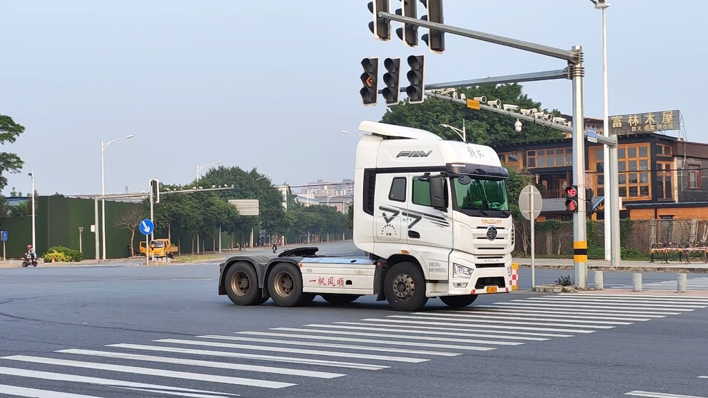 白色耐看的解放j7