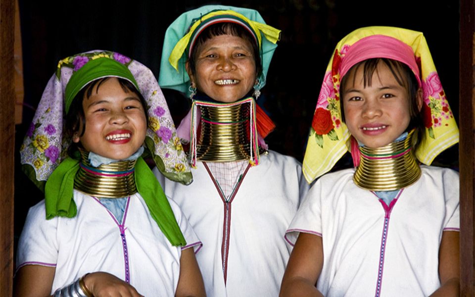 云南长颈族女人,5岁开始便要终生佩戴铜圈,网友:以丑为美_哔哩哔哩