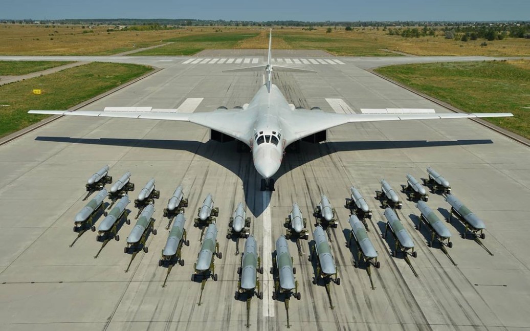 俄罗斯空军图-160战略轰炸机夜间起飞