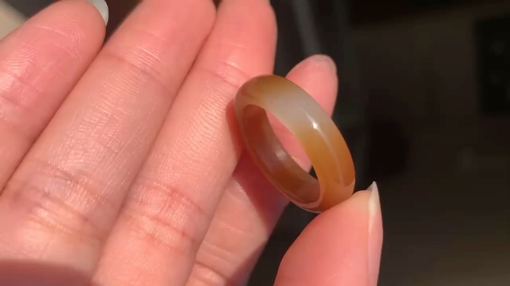 和田玉且末糖玉糖白指环 品相完美 无棉点无裂油润的糖白色结构细腻