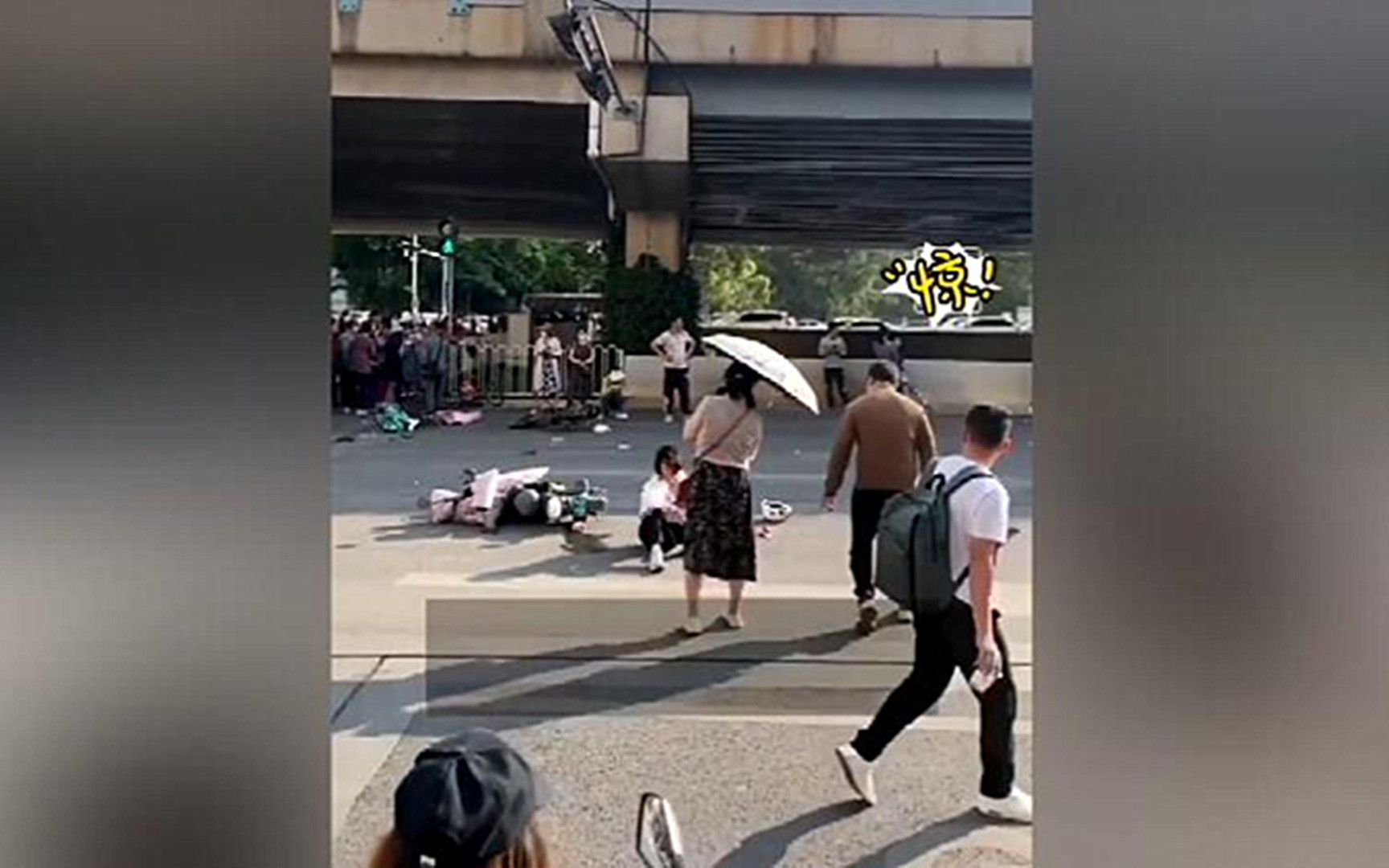 突发!昆明奔驰女司机闯红灯连撞9人,目击者:什么鬼人啊?一路撞着人走,一点刹车都没有哔哩哔哩bilibili