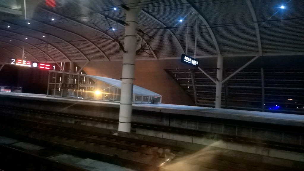 太原南到宁波的g3136驶出杭深铁路的余姚北站