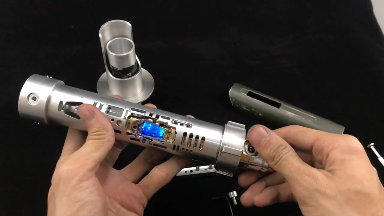 内构小哥最新的凯南内构光剑,还原了动画中的分体式设计,还是双水晶!