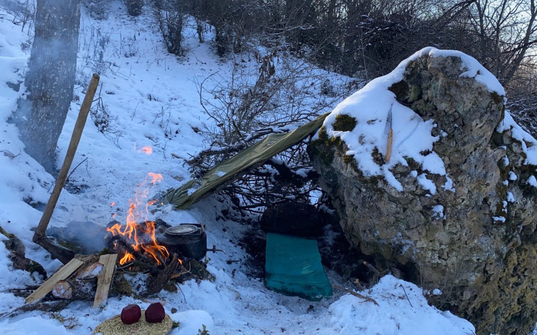 冰天雪地太冷了!依靠大石头搭建临时避难所,紧急生火堆烤暖保命哔哩哔哩bilibili