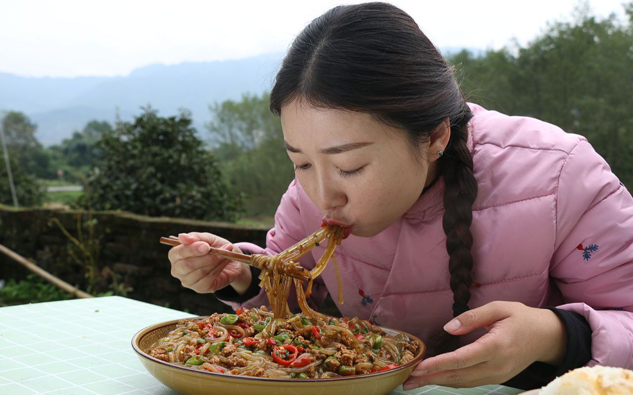 小雨做了烂肉宽粉,又辣又下饭,2大碗米饭吃下去真过瘾