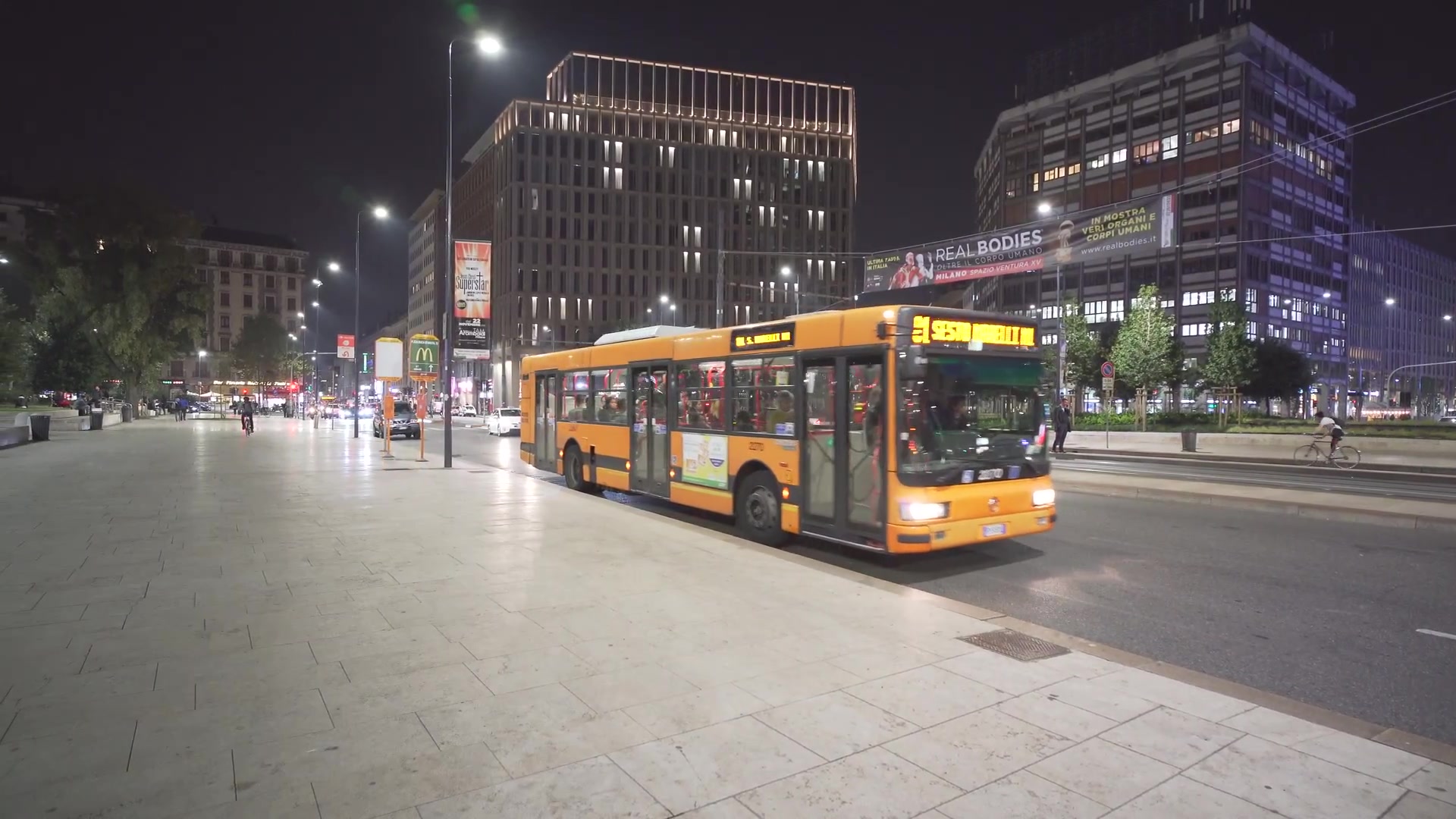 意大利,米兰,81路公交车,夜间从via vitruvio到centrale fs_哔哩哔哩