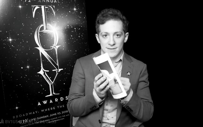 ethanslater当伊森斯莱特第一次在playbill上看到自己的名字时有什么