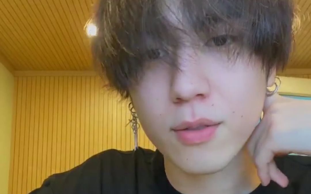 金有谦因为胡子长太快直播前要刮胡子的宝宝200626有谦直播周五谦