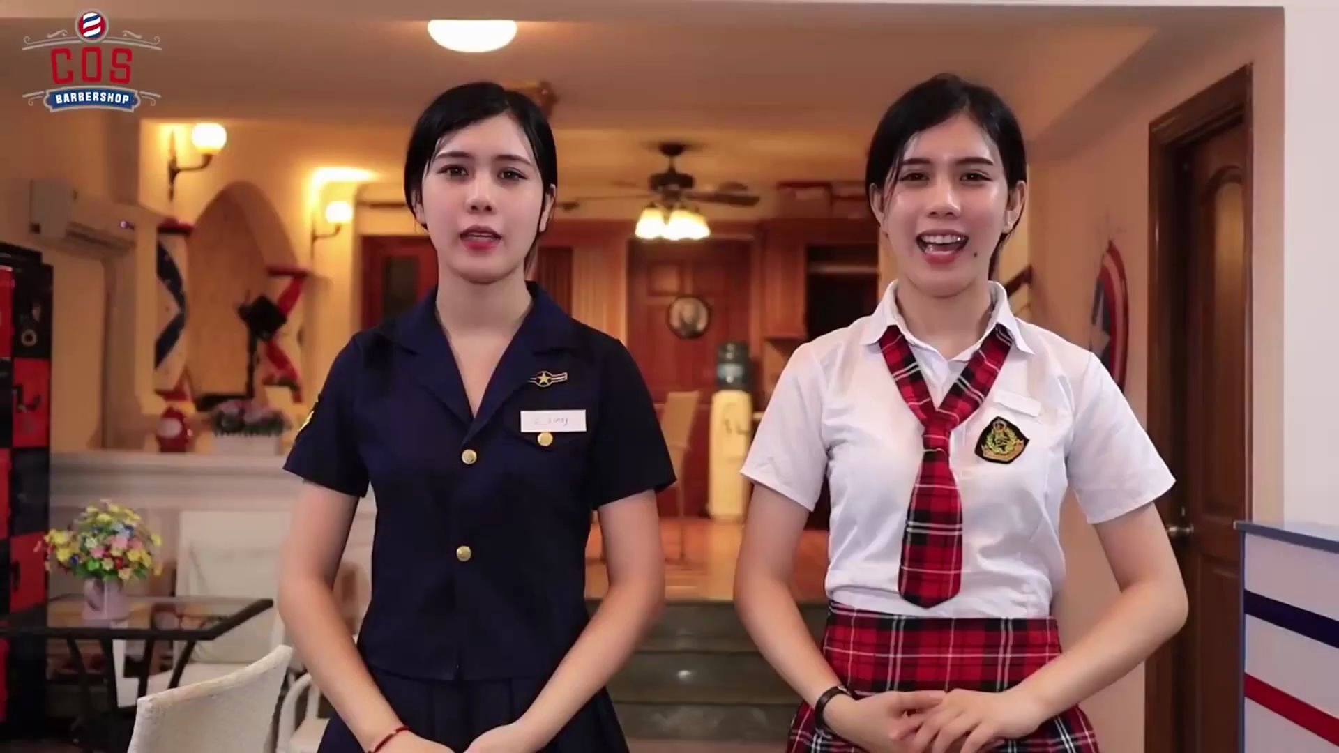 在越南理发店双胞胎给做正手按摩服务