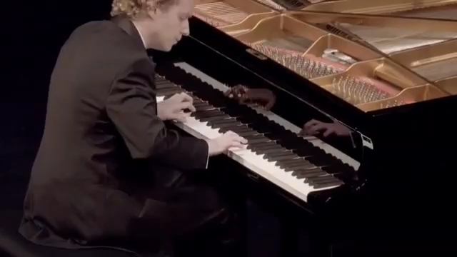 [图]Nikolay Khozyainov演奏海顿钢琴奏鸣曲(Keyboard Sonata)no.34 Hob. XVI：33