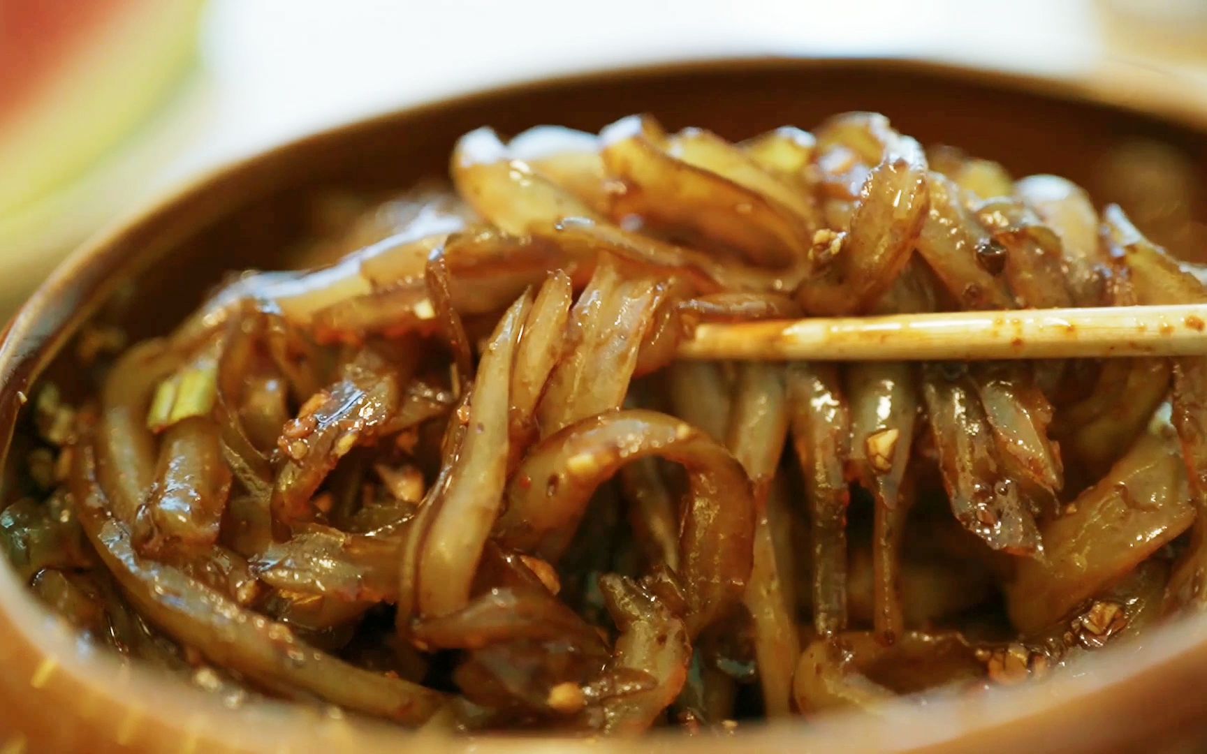 滑溜溜冰冰凉,酸辣开胃的旋子凉粉!一碗不够嗦,专治夏日没胃口.