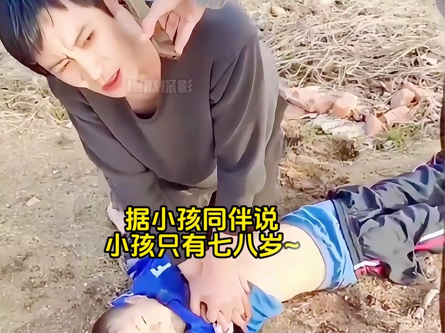 冰河面惊现溺水小男孩,,好心人跪地和死神抢人,感动路人