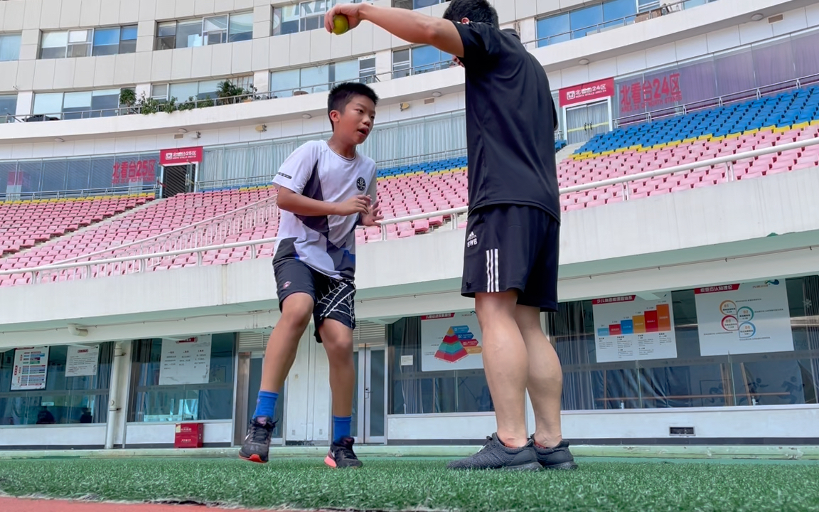 [图]足球特长青少年儿童一对一体能训练