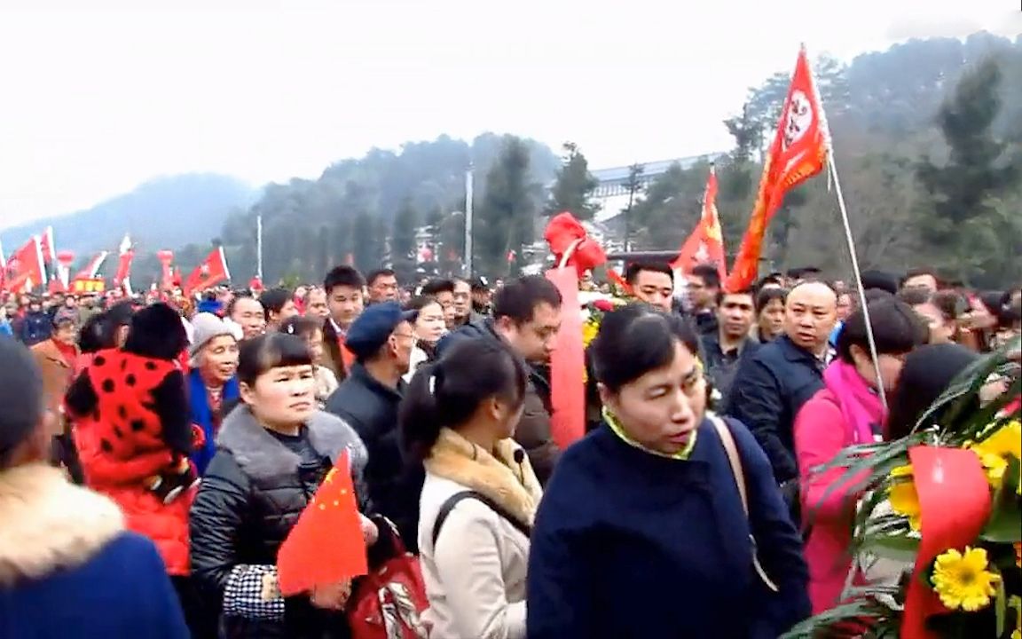 [图]韶山广场人山人海，一曲《太阳最红毛主席最亲》深切缅怀伟大领袖