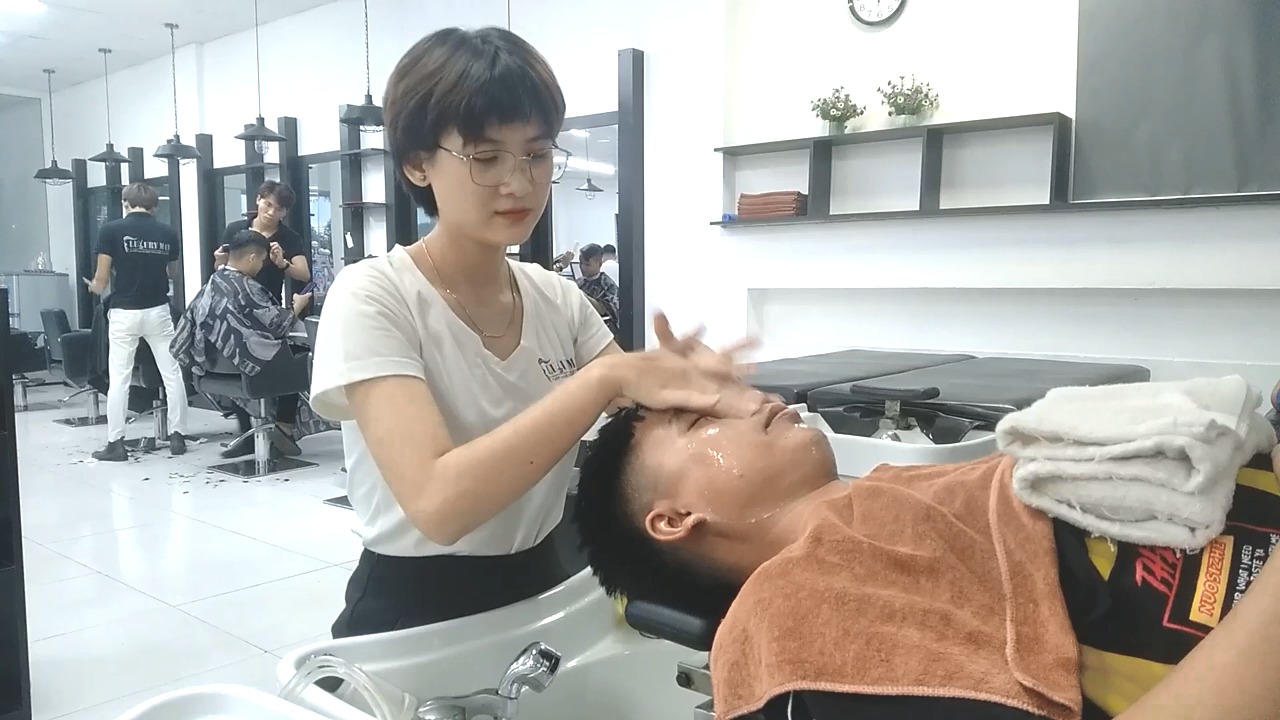 越南美女 越南神奇的理发店洗头按摩!