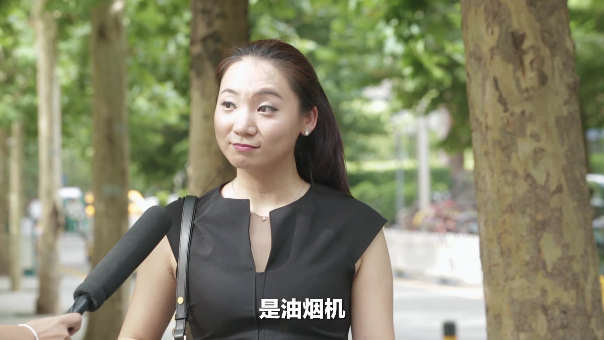 街头采访:你家年头最久的家电是什么?这位大哥的回答亮了!