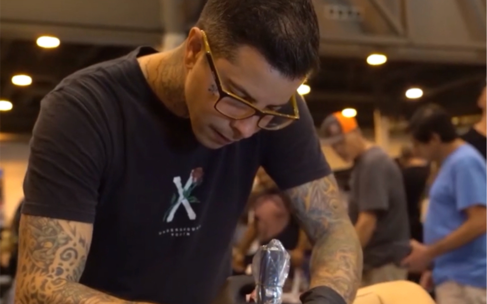 国外著名纹身师:有点羡慕眼镜师傅了#纹身师日常 ##刺青艺术 ##纹身