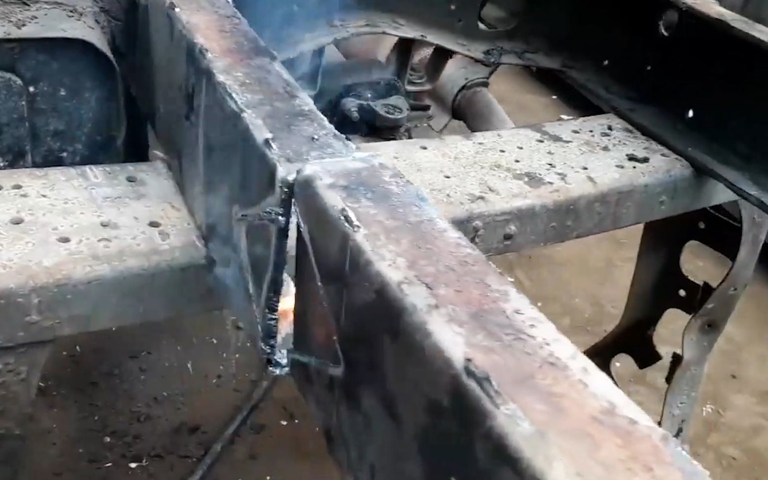 老哥把报废丰田考斯特客车改装成10吨货车切割车身加长太狠了