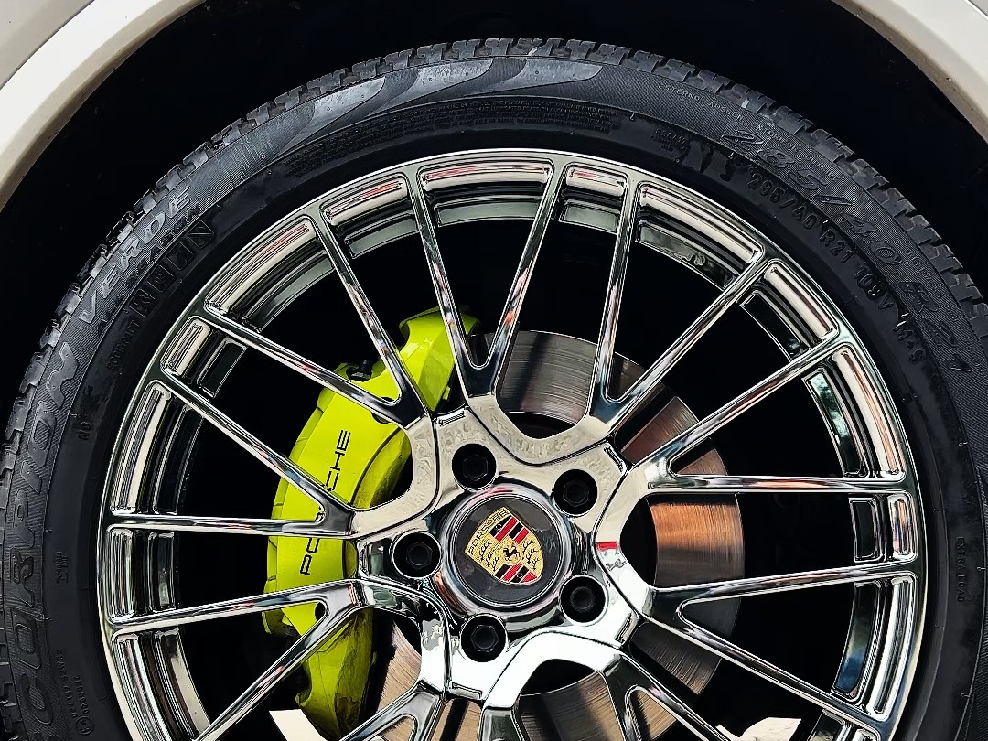保时捷卡宴鸟巢轮毂改电镀太空灰搭配柠檬绿卡钳