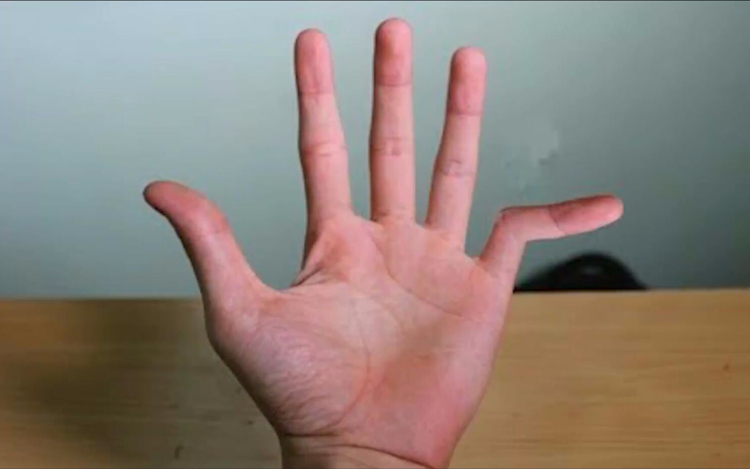 恐怖的手指掰弯术翻转90度那么容易做到