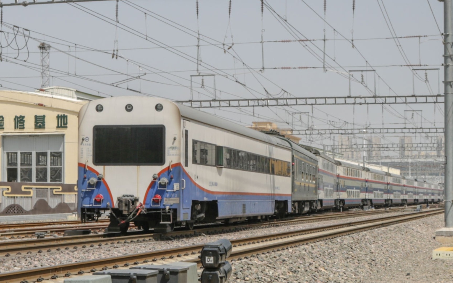 西局原色双层列车t7010进西安站 尾部附挂西局原色轨检wx25t999509