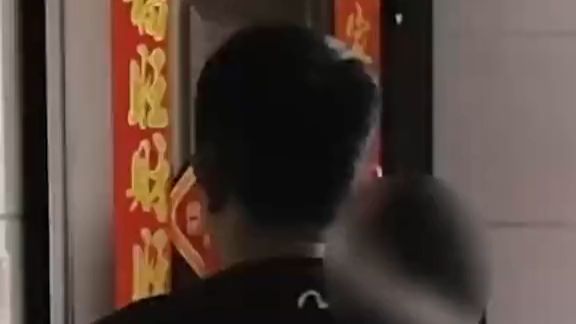 警方蹲守3小时抓捕千万级赌球团伙！抓捕现场，一名女子大吼大叫向屋内人员通风报信，嫌疑人为销毁涉案证据，竟将作案手机从28楼抛下。最终，团