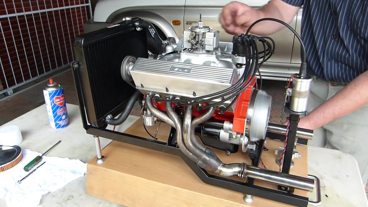 自制发动机外国牛人自己做了一台雪佛兰v8发动机运转的很好嗯