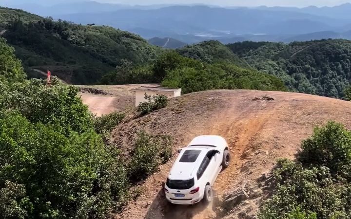 那么多越野车让suv表演山路险峻