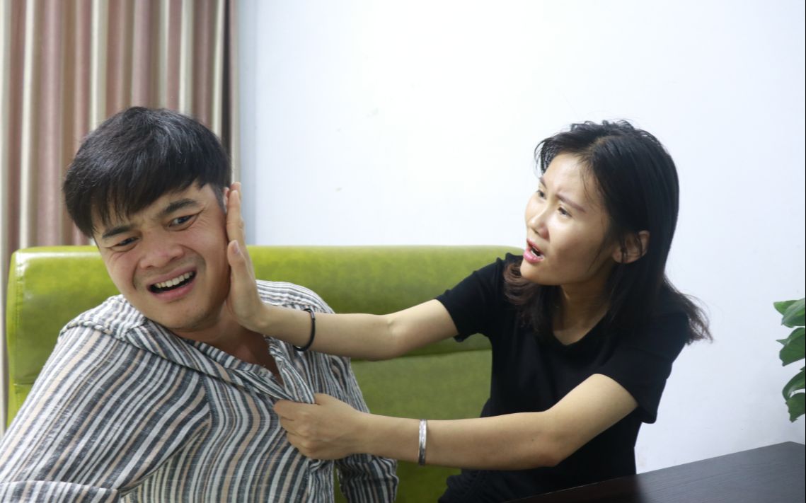 强势老婆暴打老公,居然是这个原因,内容太搞笑了